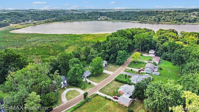 2327 Hammerslea Road, Lake Orion, MI 48359