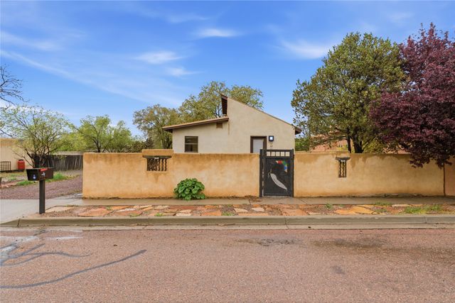1606 Camino La Canada, Santa Fe, NM 87501