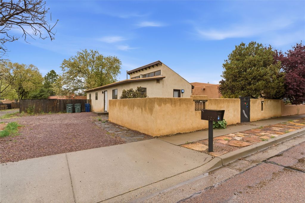 1606 Camino La Canada, Santa Fe, NM 87501