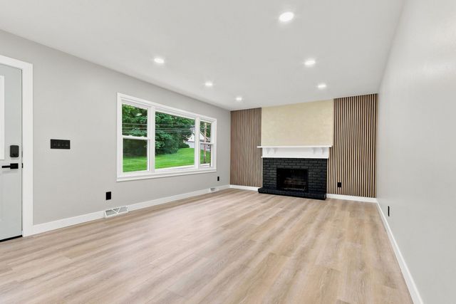 544 Sunset Vale, Twin Lakes, WI 53181