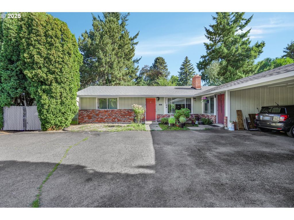 15557 E BURNSIDE St, Portland, OR 97233