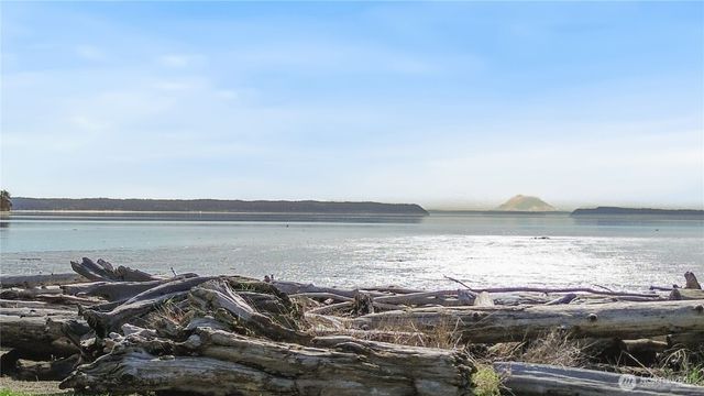 835 Livingston Bay Shore Drive, Camano Island, WA 98282