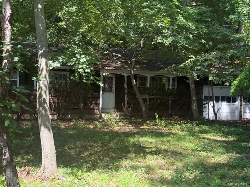 165 Hickory Lane, Smithtown, NY 11787 — photo 2