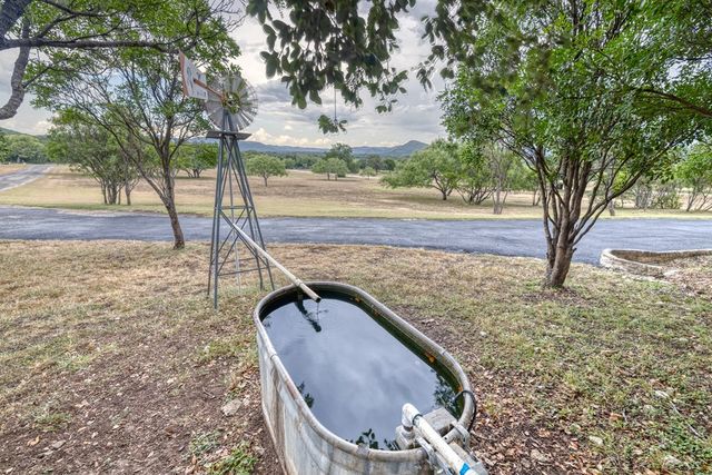 457 N Tomahawk Way, Concan, TX 78838