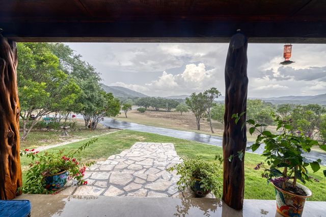 457 N Tomahawk Way, Concan, TX 78838