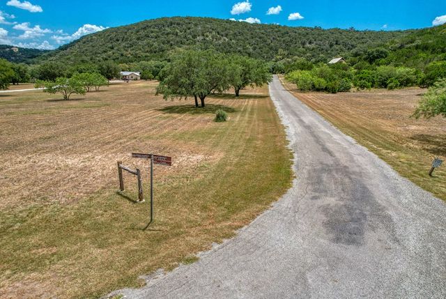 457 N Tomahawk Way, Concan, TX 78838