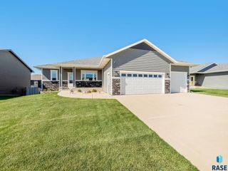 4205 N Olympia Dr, Sioux Falls, SD 57107