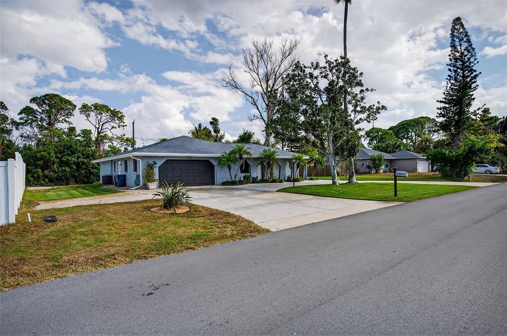 Image 4 of property listing at 5841 OSPREY ROAD, Venice, FL 34293