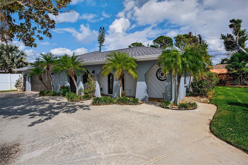 Image 9 of property listing at 5841 OSPREY ROAD, Venice, FL 34293
