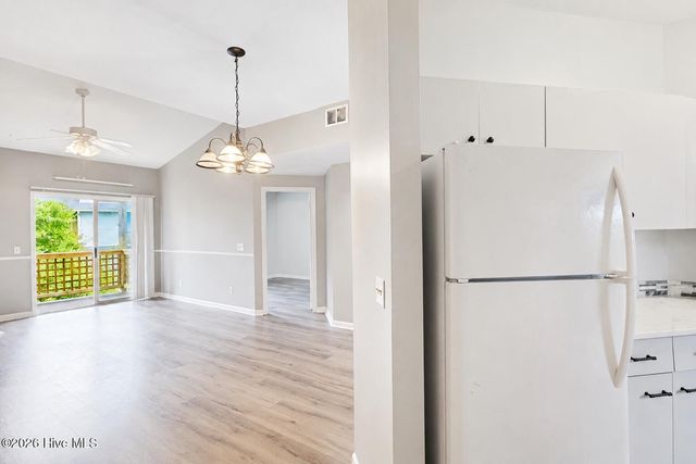 4230 Wilshire Boulevard Apt 306d, Wilmington, NC 28403
