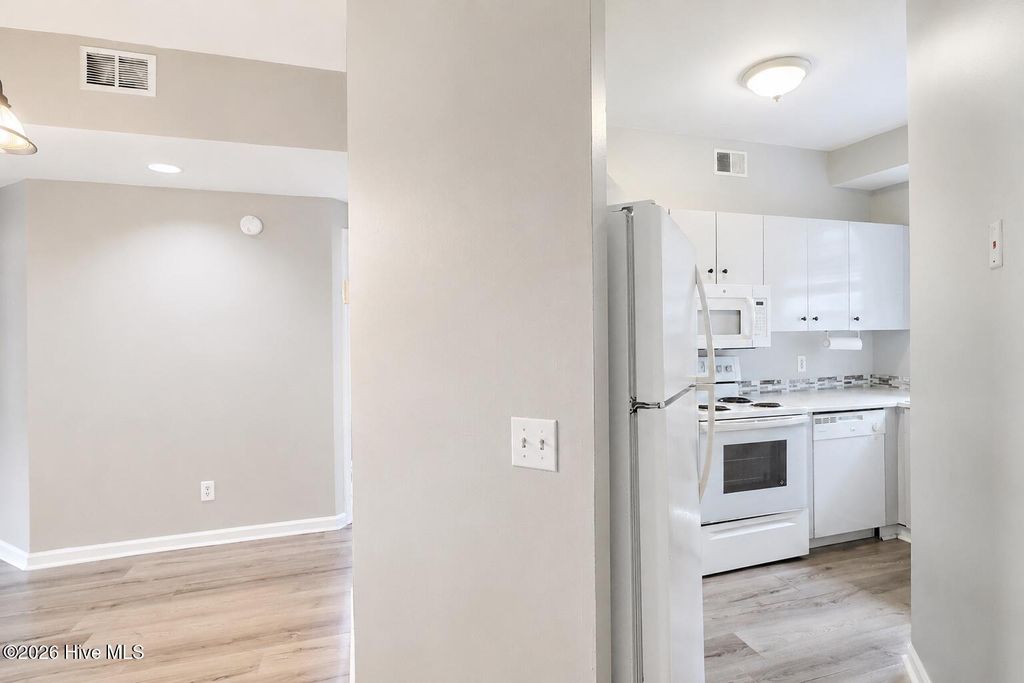4230 Wilshire Boulevard Apt 306d, Wilmington, NC 28403