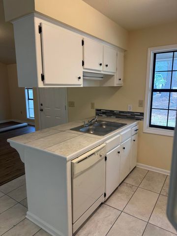 63 Hickory, unit 2, Hattiesburg, MS 39402