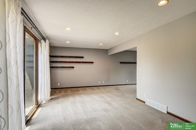 511 S 150th Circle, Omaha, NE 68154
