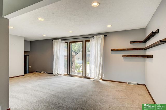 511 S 150th Circle, Omaha, NE 68154