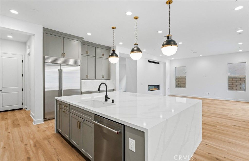 Image 10 of property listing at 11814 Canoga Avenue, Chatsworth, CA 91311