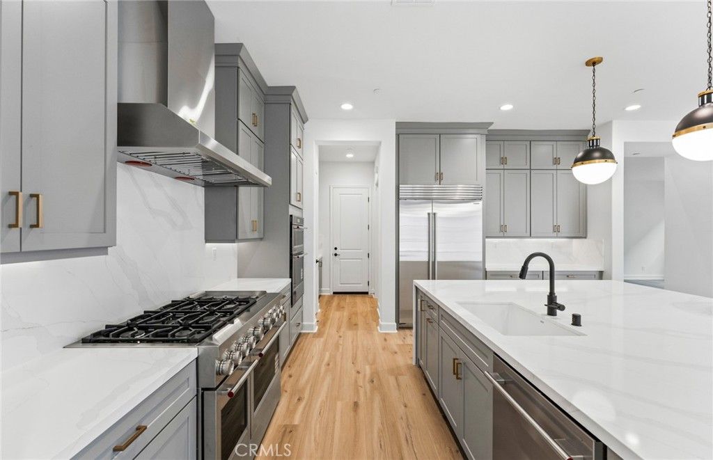 Image 11 of property listing at 11814 Canoga Avenue, Chatsworth, CA 91311