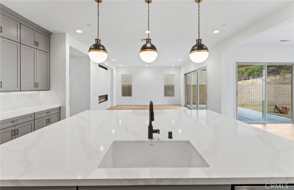 Image 13 of property listing at 11814 Canoga Avenue, Chatsworth, CA 91311