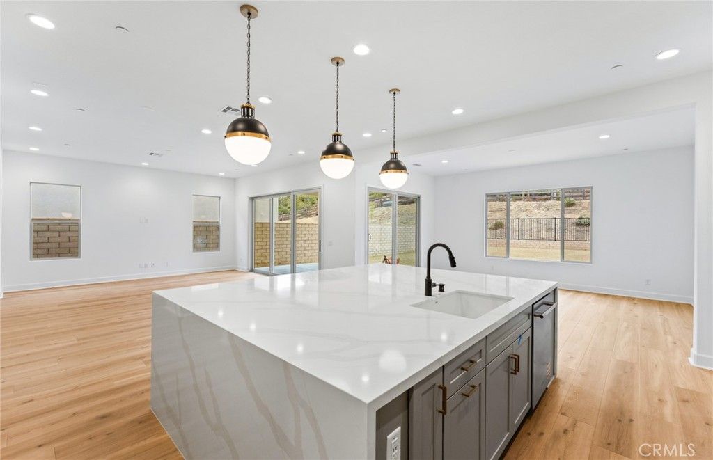 Image 14 of property listing at 11814 Canoga Avenue, Chatsworth, CA 91311