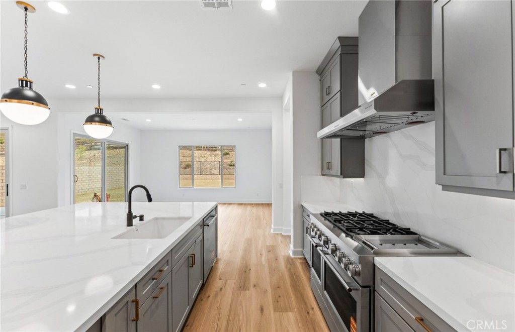 Image 15 of property listing at 11814 Canoga Avenue, Chatsworth, CA 91311