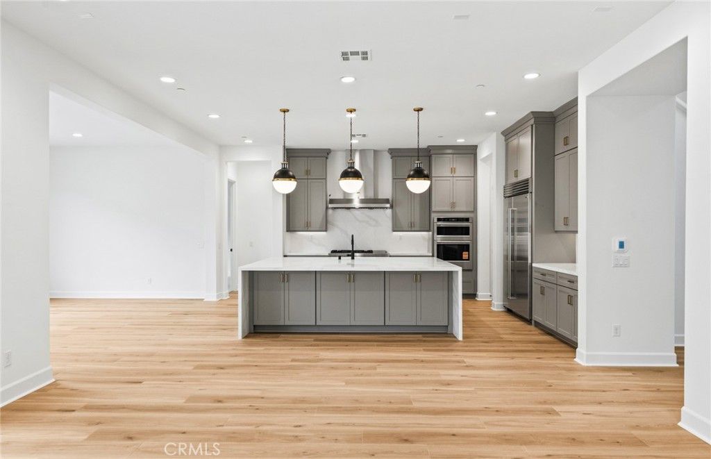 Image 3 of property listing at 11814 Canoga Avenue, Chatsworth, CA 91311