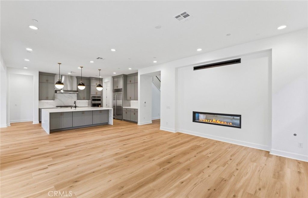 Image 4 of property listing at 11814 Canoga Avenue, Chatsworth, CA 91311