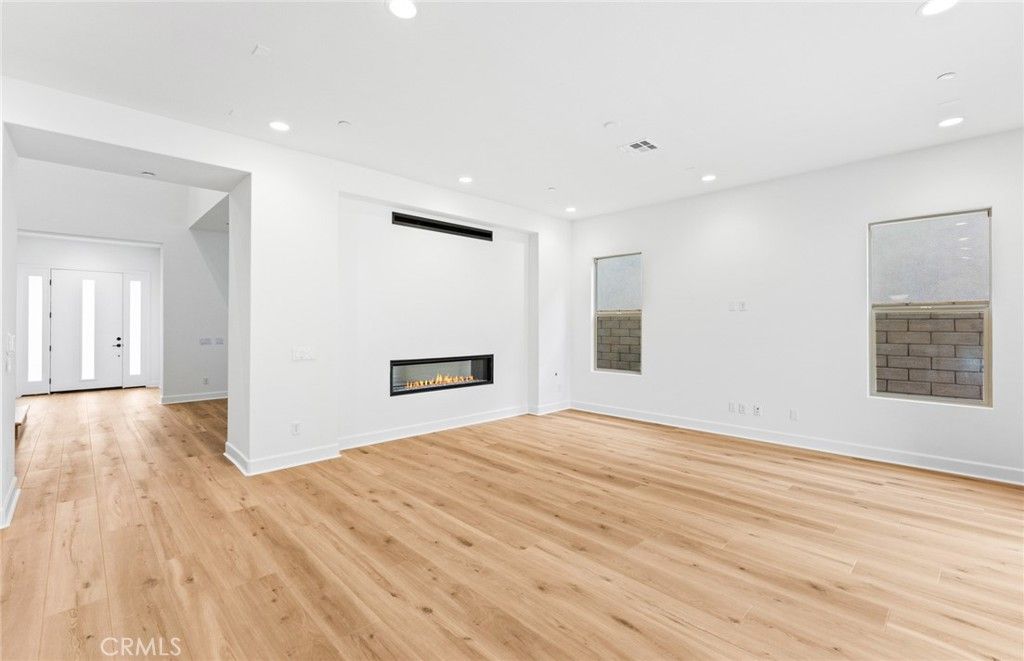 Image 5 of property listing at 11814 Canoga Avenue, Chatsworth, CA 91311