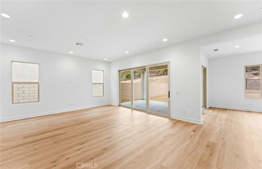 Image 6 of property listing at 11814 Canoga Avenue, Chatsworth, CA 91311