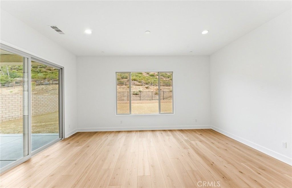 Image 7 of property listing at 11814 Canoga Avenue, Chatsworth, CA 91311