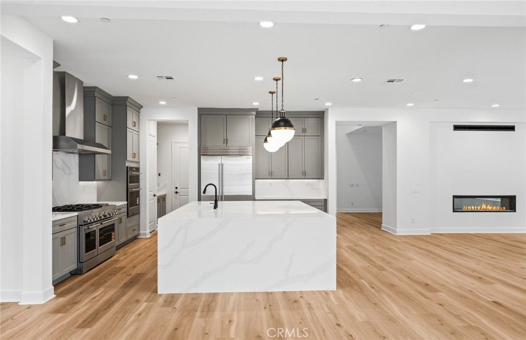 Image 9 of property listing at 11814 Canoga Avenue, Chatsworth, CA 91311