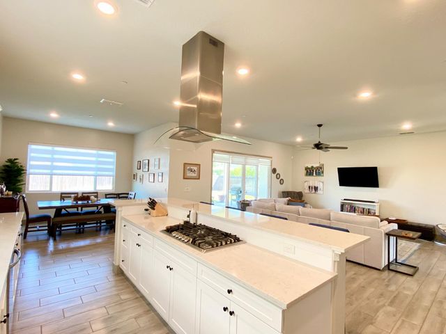 2404 W Bristol Lane, Hanford, CA 93230