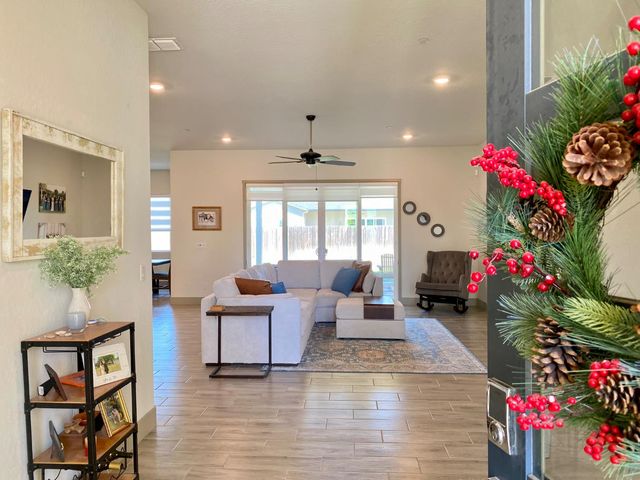 2404 W Bristol Lane, Hanford, CA 93230