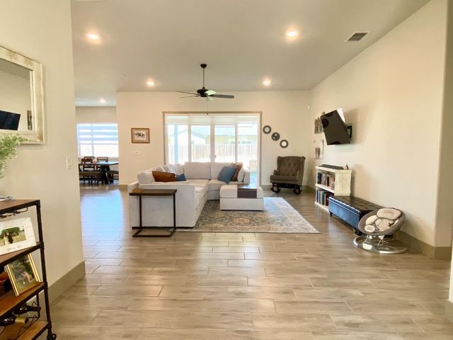 2404 W Bristol Lane, Hanford, CA 93230
