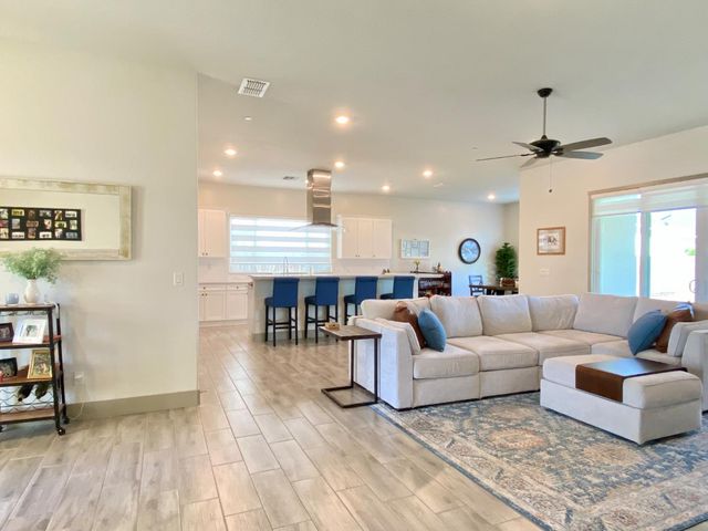 2404 W Bristol Lane, Hanford, CA 93230