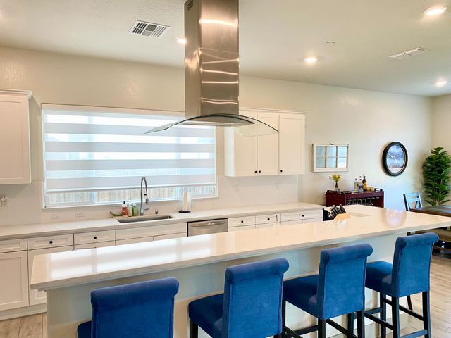 2404 W Bristol Lane, Hanford, CA 93230