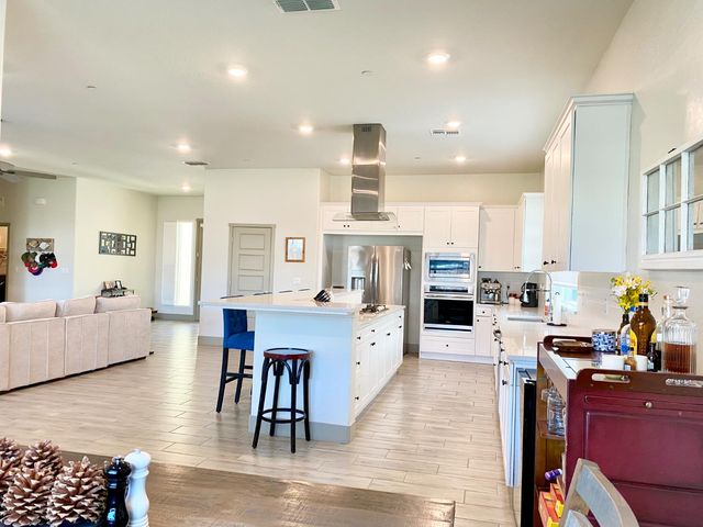 2404 W Bristol Lane, Hanford, CA 93230