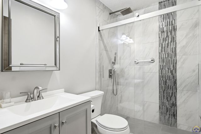 5561 SW Stonegate CT, Topeka, KS 66606