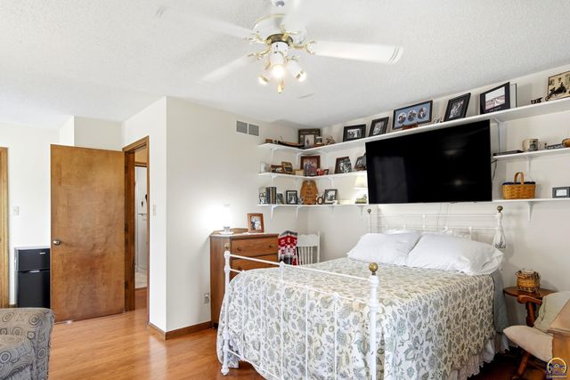 5561 SW Stonegate CT, Topeka, KS 66606