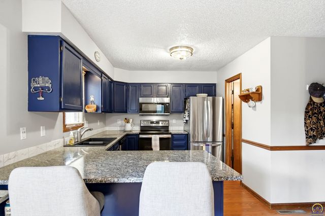 5561 SW Stonegate CT, Topeka, KS 66606