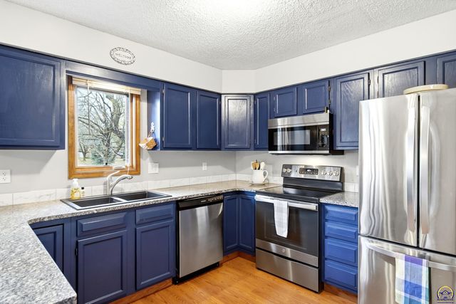 5561 SW Stonegate CT, Topeka, KS 66606
