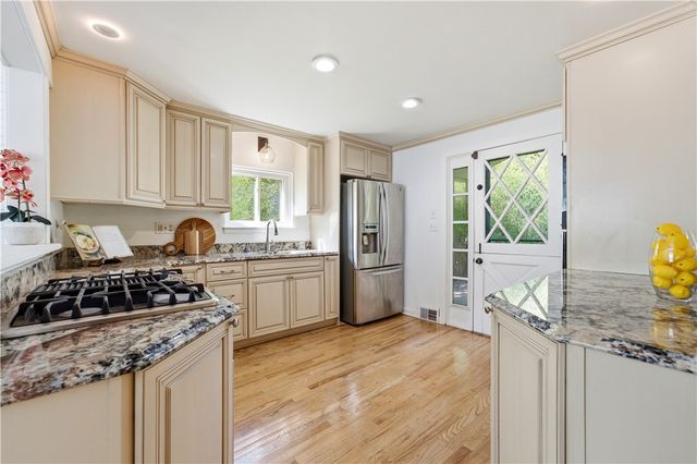 998 Jefferson Heights Rd, Penn Hills, PA 15235