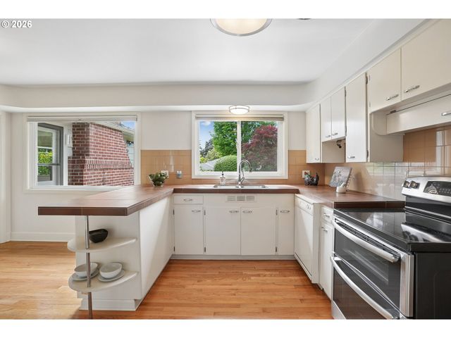 3385 Sw VISTA Dr, Portland, OR 97225