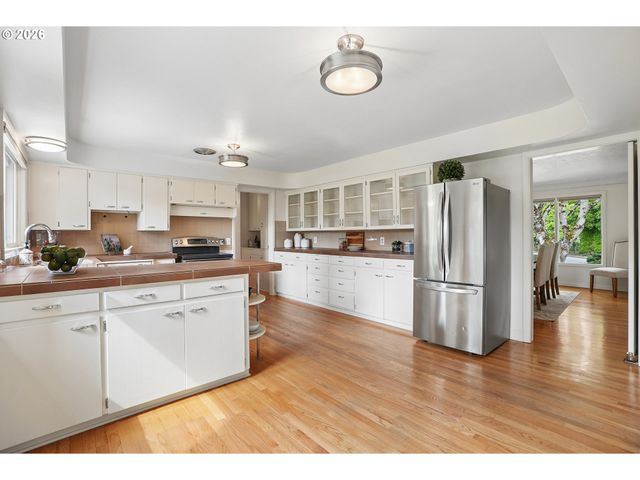 3385 Sw VISTA Dr, Portland, OR 97225