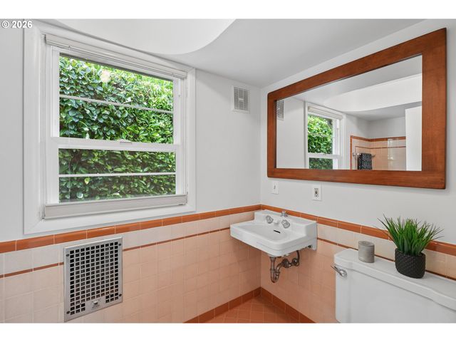 3385 Sw VISTA Dr, Portland, OR 97225