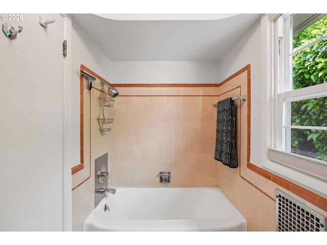 3385 Sw VISTA Dr, Portland, OR 97225