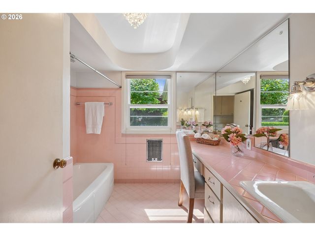 3385 Sw VISTA Dr, Portland, OR 97225