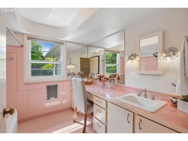 3385 Sw VISTA Dr, Portland, OR 97225