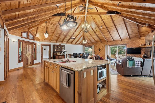 2046 County Road 116, Eureka Springs, AR 72631