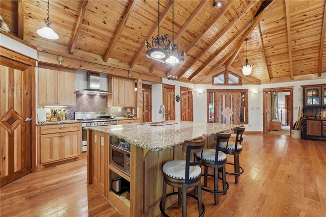 2046 County Road 116, Eureka Springs, AR 72631