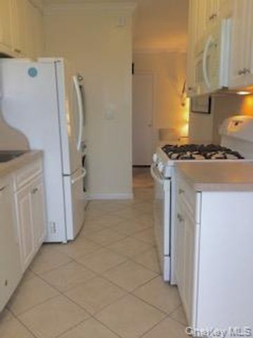 27110 Grand Central Parkway 2E, Floral Park, NY 11005
