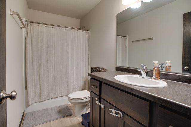 954 28th Avenue W, West Fargo, ND 58078